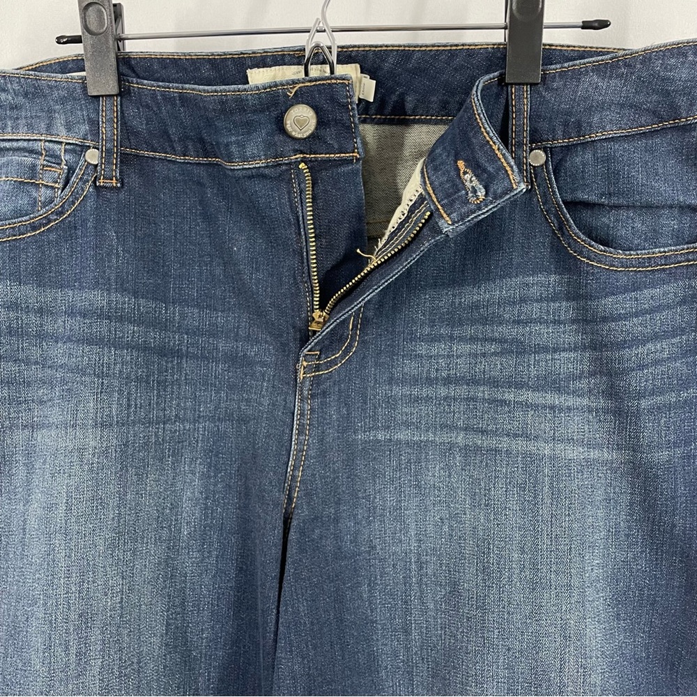 Torrid Girlfriend Medium Wash High Rise Cropped Tapered Leg Slim Fit Blue 20 - Picture 6 of 16